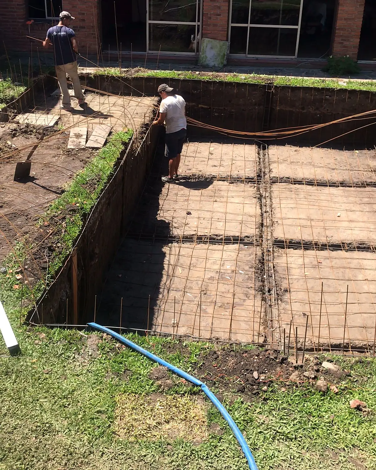 Armadura de hierro de una piscina de hormigón, lista para hormigonar