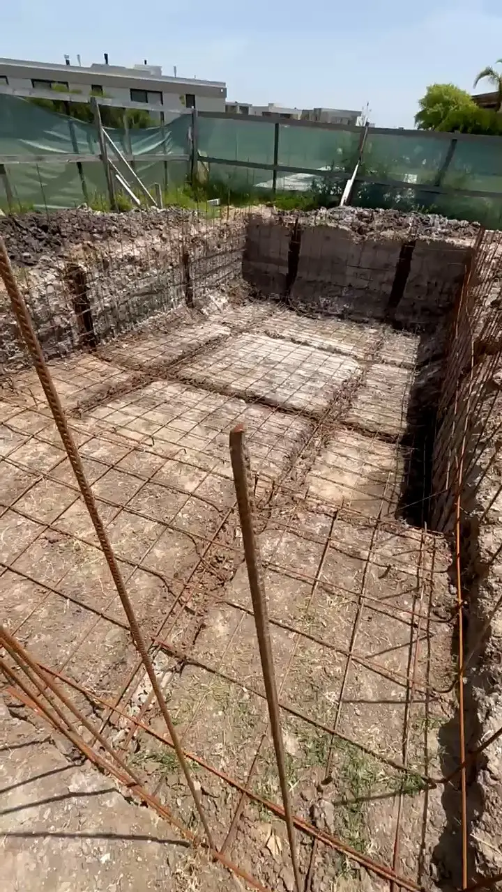 Armadura de hierro en el piso y las paredes de la piscina antes de hormigonar