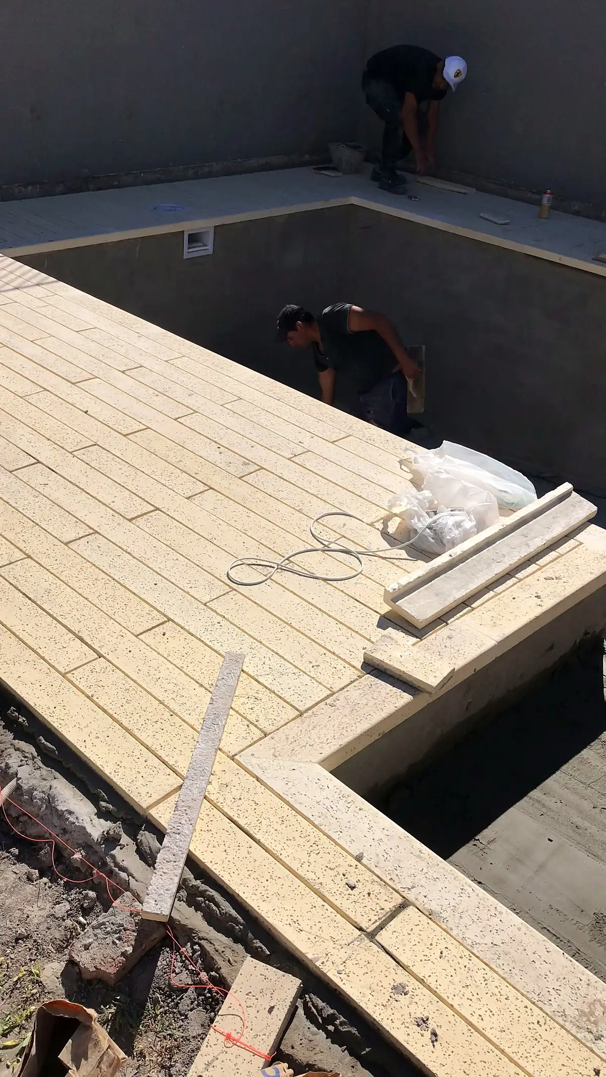 Avance de obra con el solárium atérmico colocado alrededor del vaso de hormigón