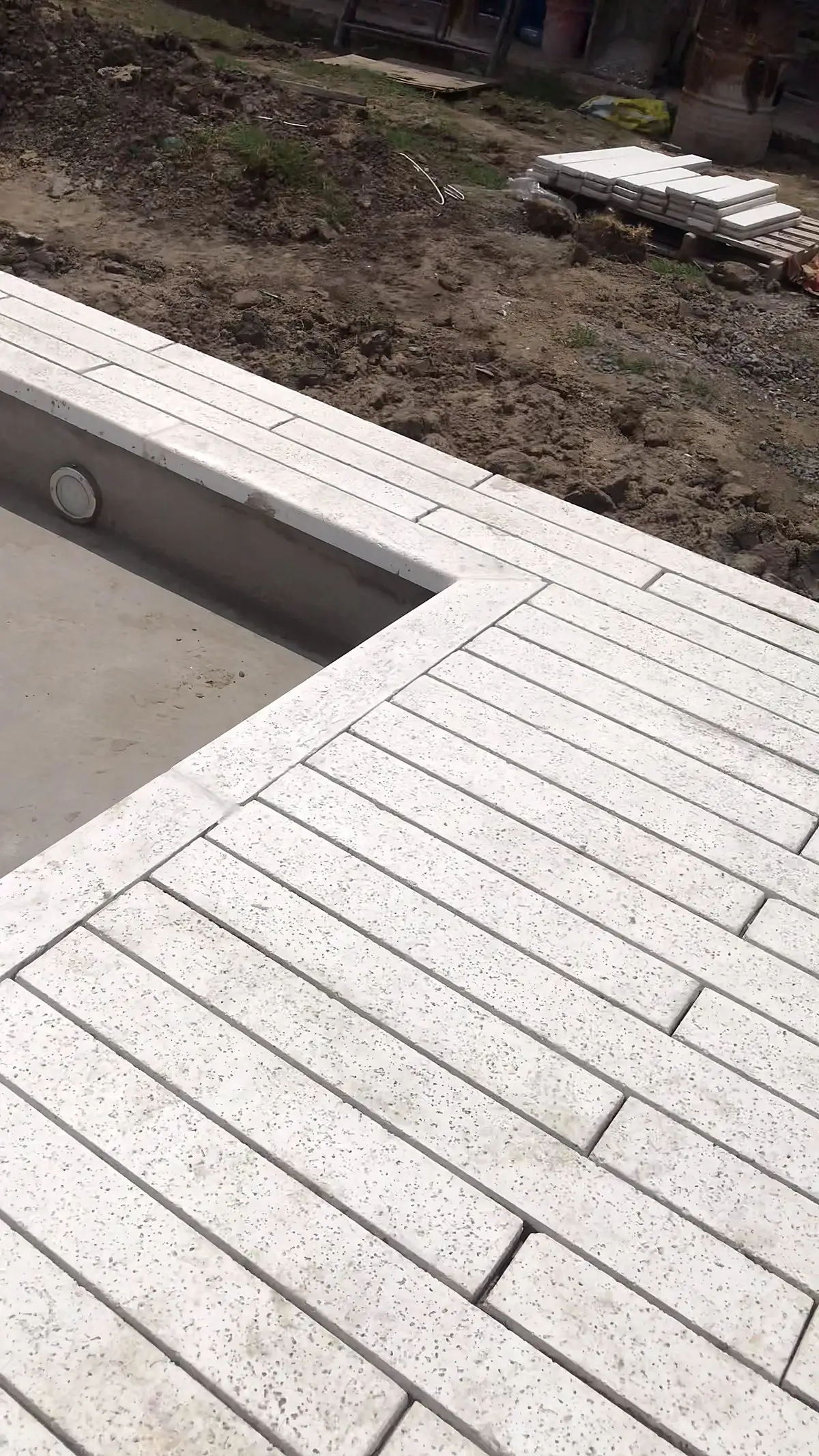 Borde y solárium de placas atérmicas blancas sobre la estructura de hormigón