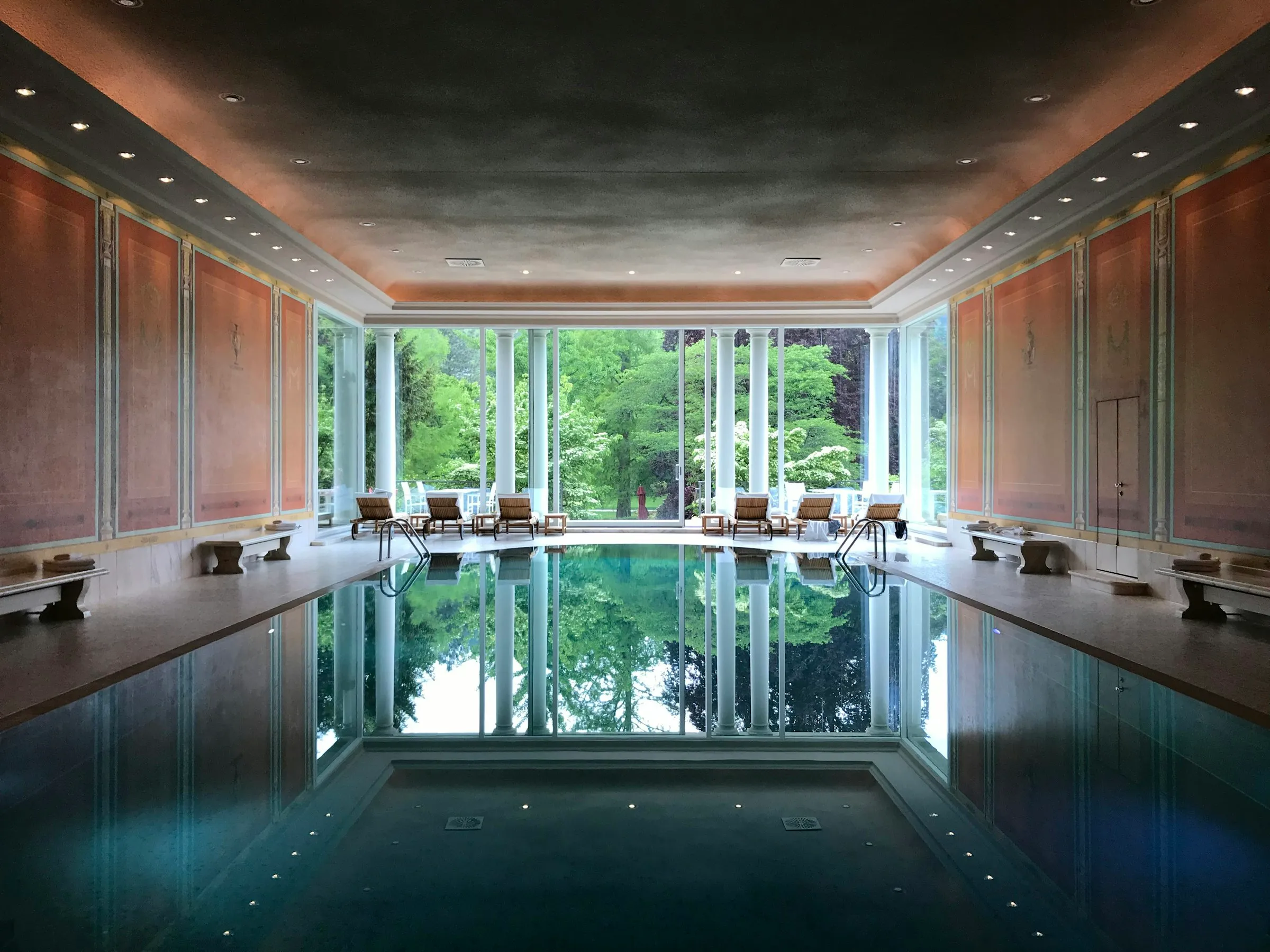 Piscina cubierta climatizada con vista a un jardín