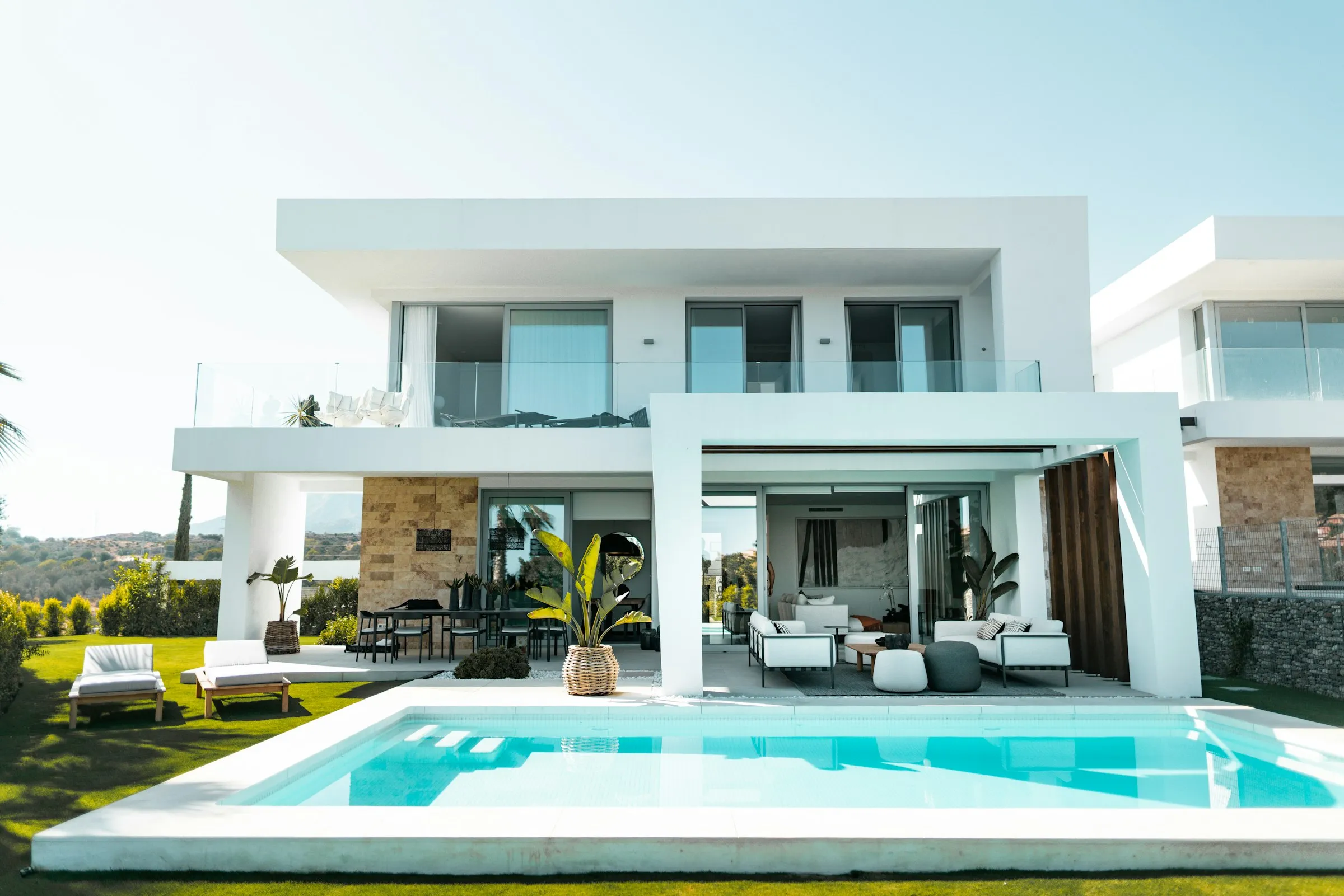 Casa moderna con piscina de hormigón y solárium