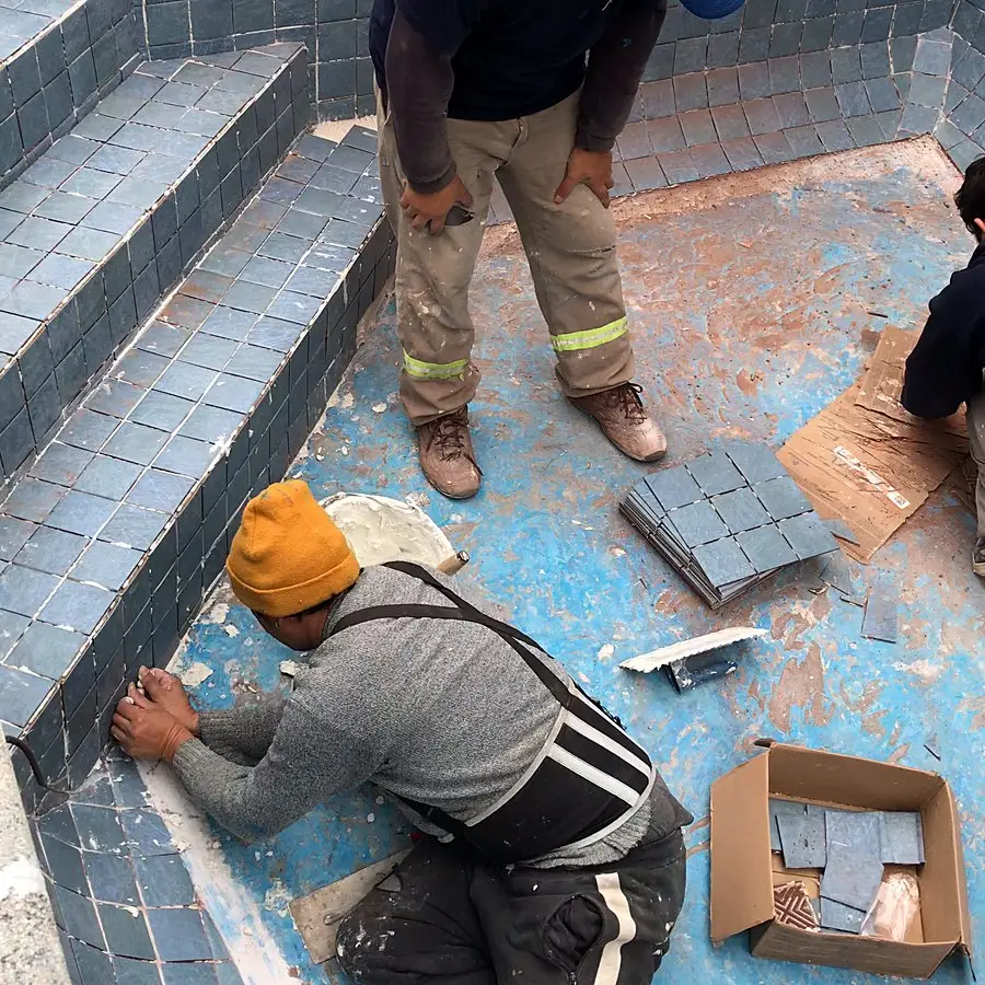 Equipo de Aquaking colocando revestimiento nuevo en los escalones de una piscina