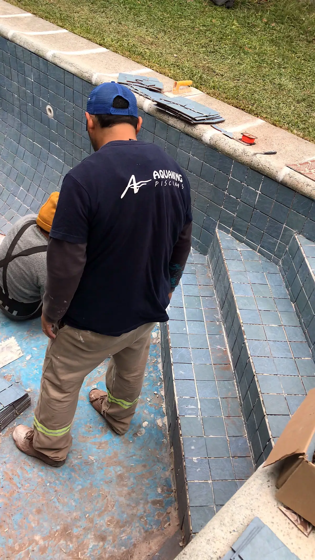 Equipo de Aquaking colocando el revestimiento nuevo en la piscina