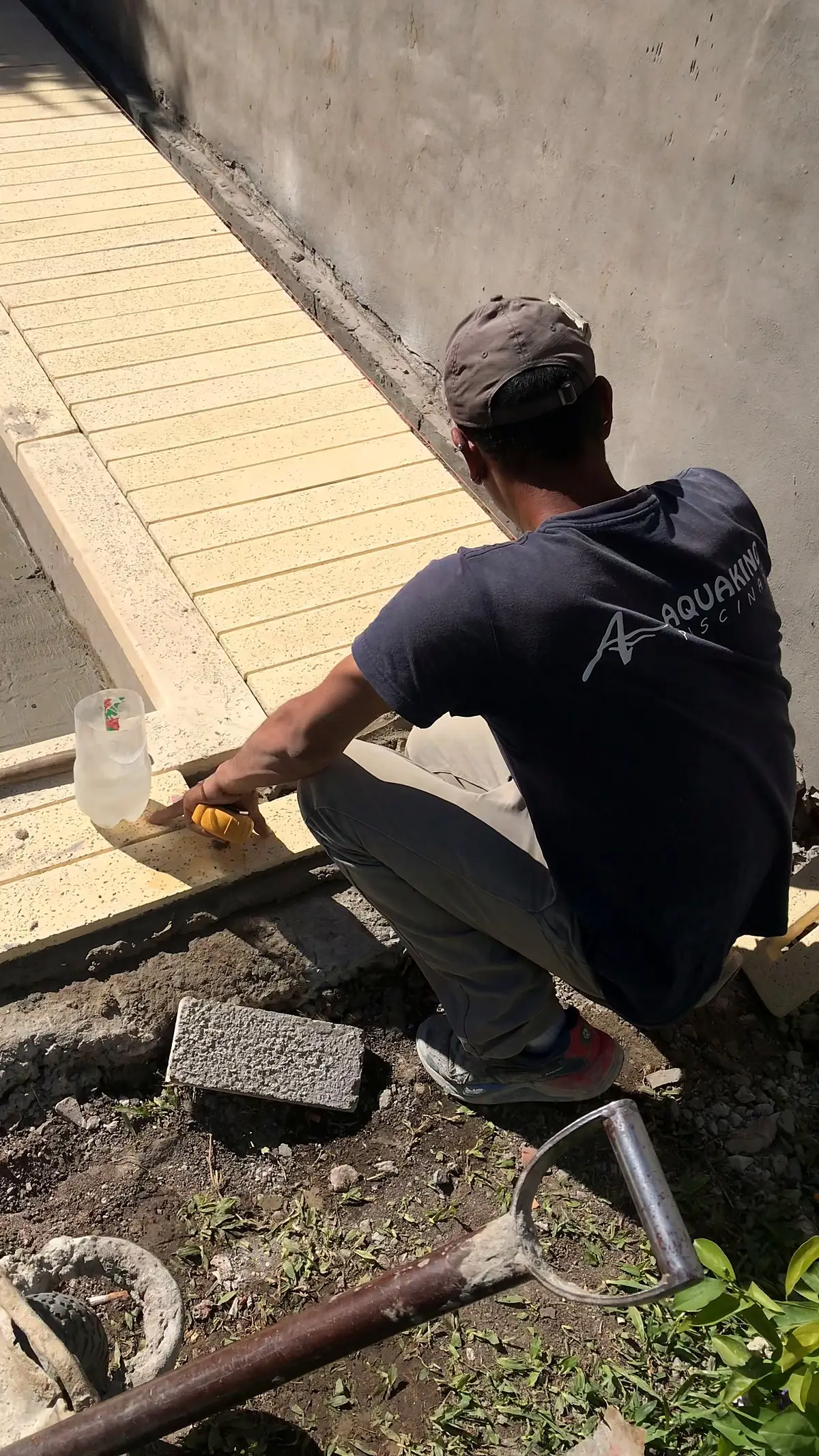 Operario de Aquaking colocando las placas atérmicas del solárium