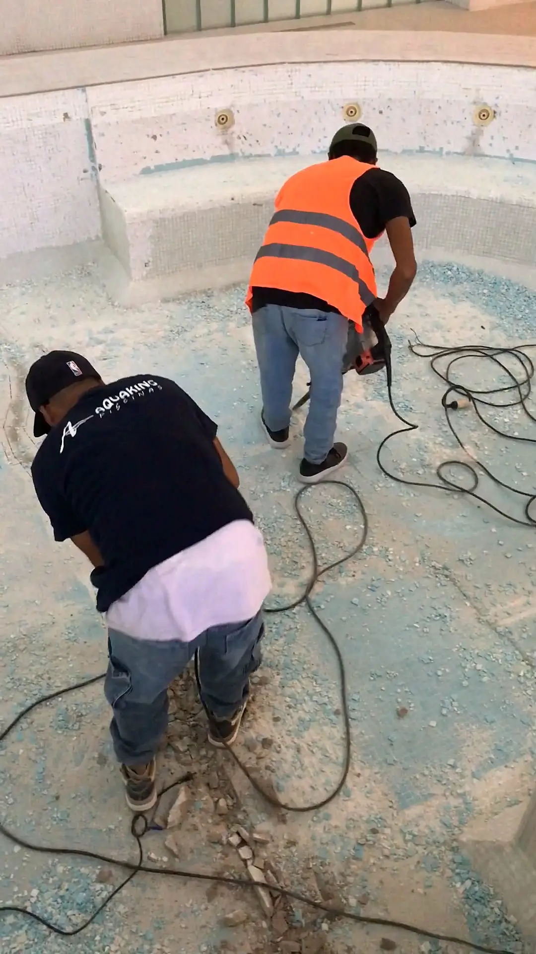 Equipo de Aquaking retirando el revestimiento viejo con martillo eléctrico