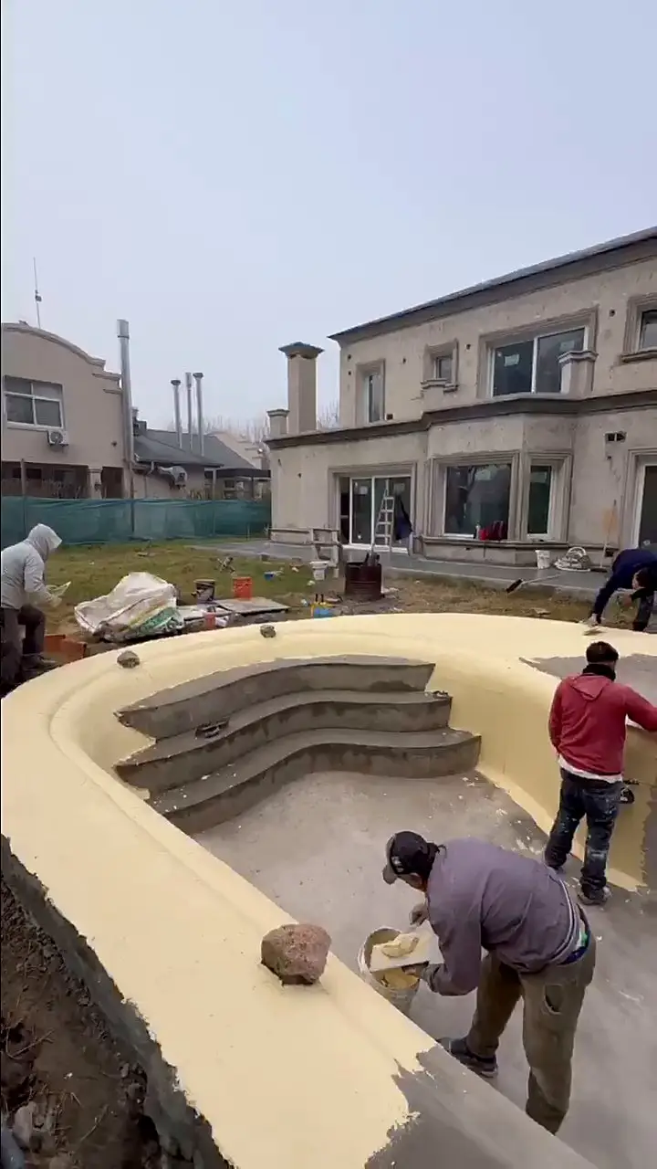 Escalera curva de entrada a la piscina durante las terminaciones