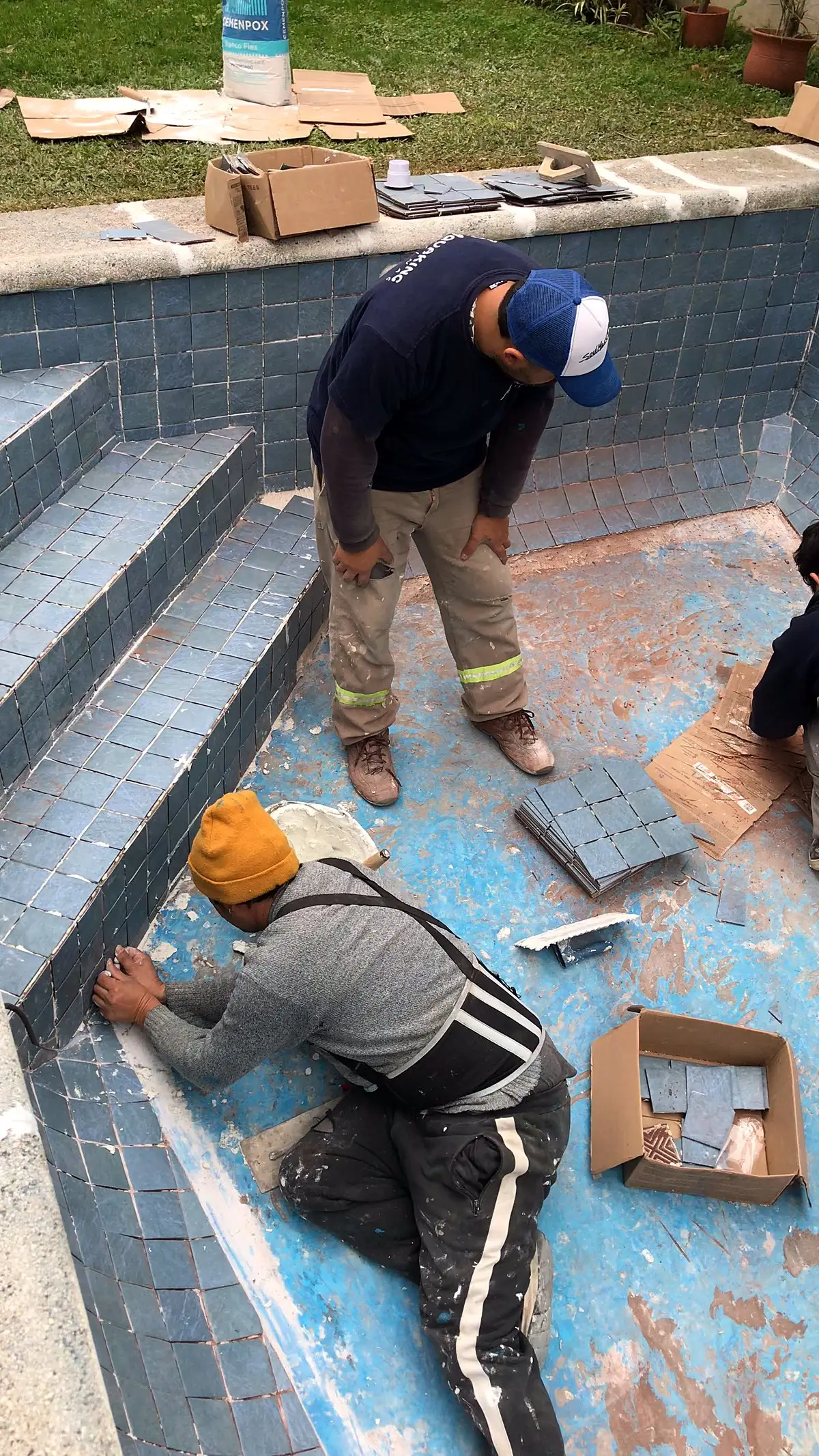 Colocación del revestimiento nuevo en los escalones