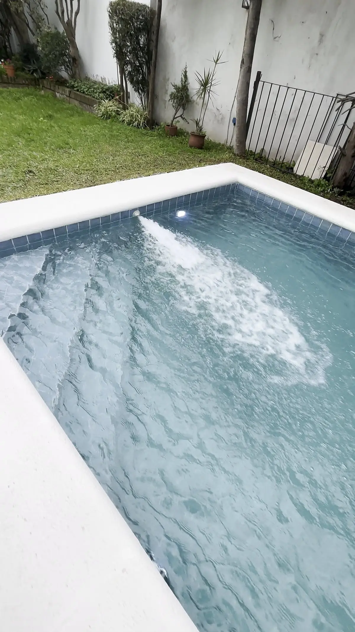 Escalones e hidromasaje funcionando en la piscina reformada