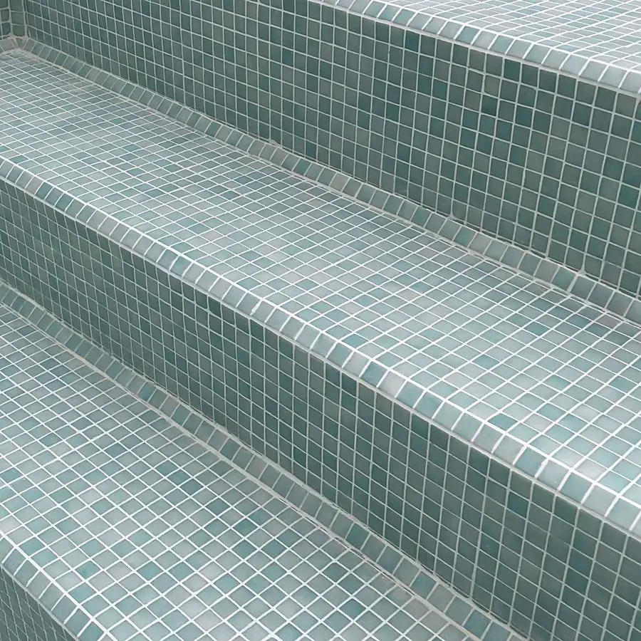 Escalones revestidos con venecitas verde agua