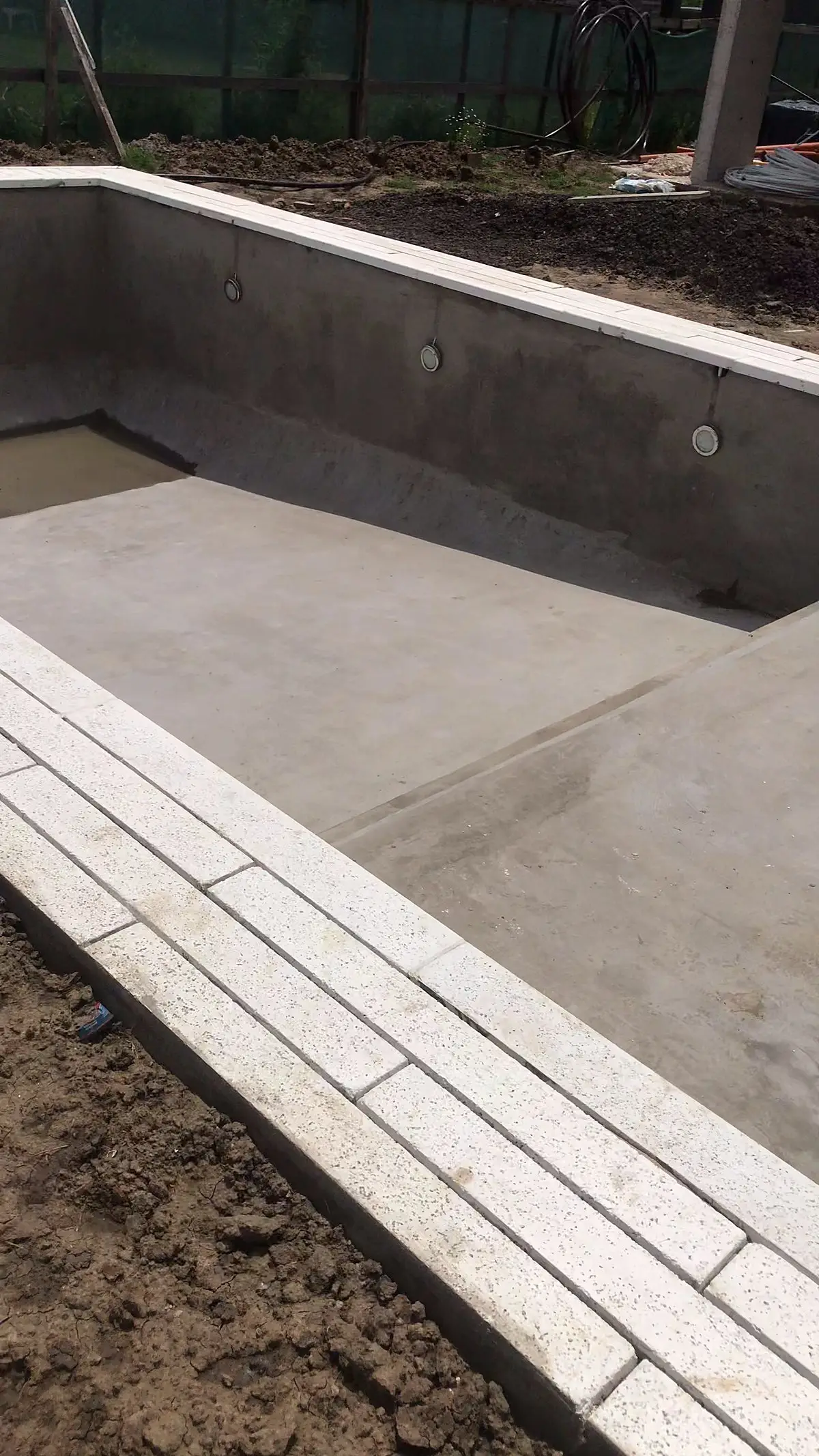 Estructura de hormigón terminada con borde atérmico blanco