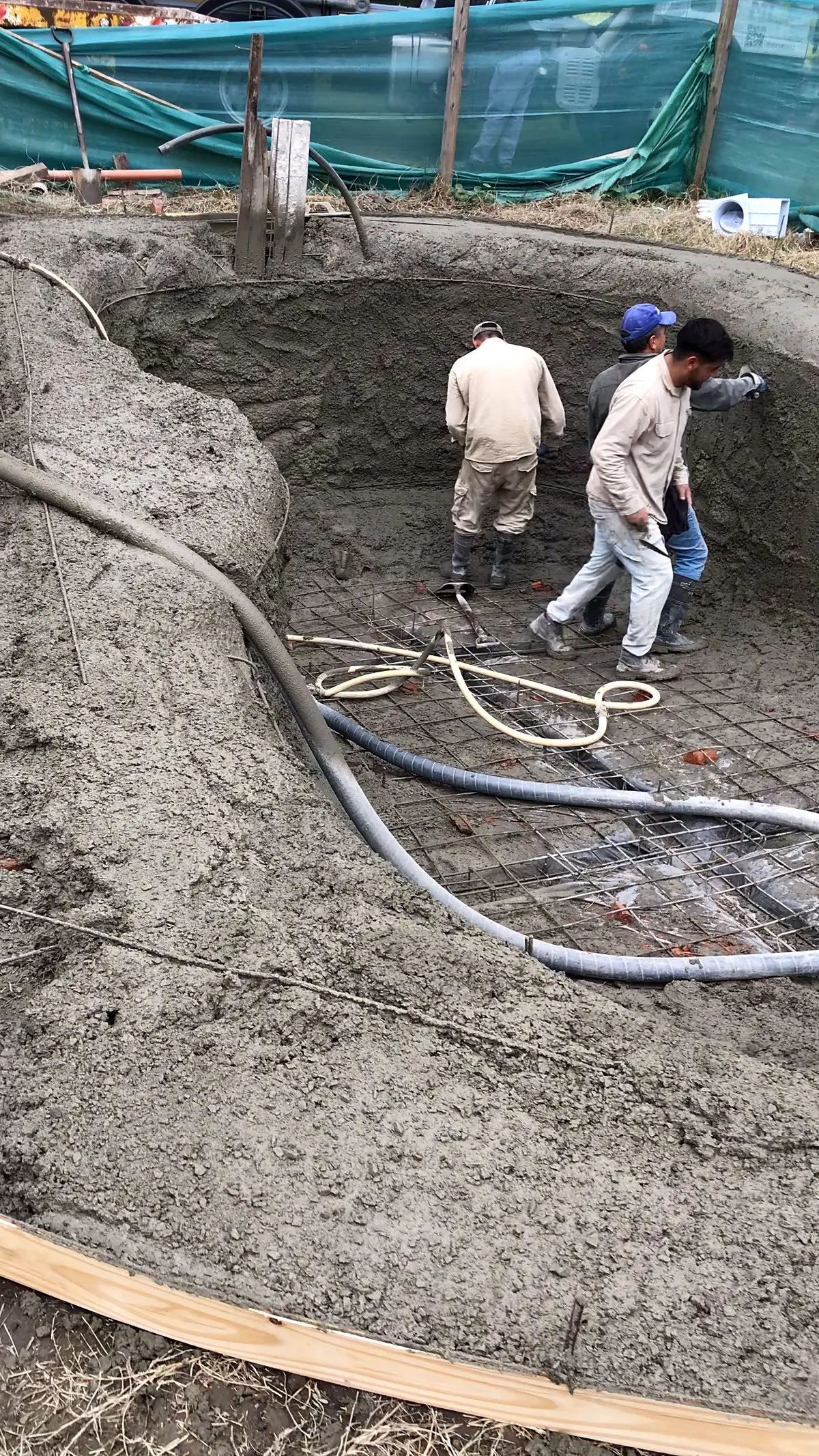 Estructura de hormigón de la piscina de forma libre recién terminada