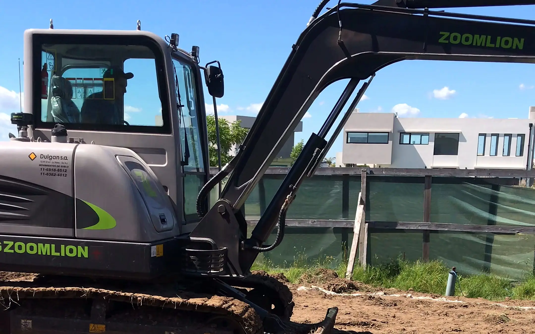 Excavadora abriendo el pozo de una piscina de hormigón en Nordelta