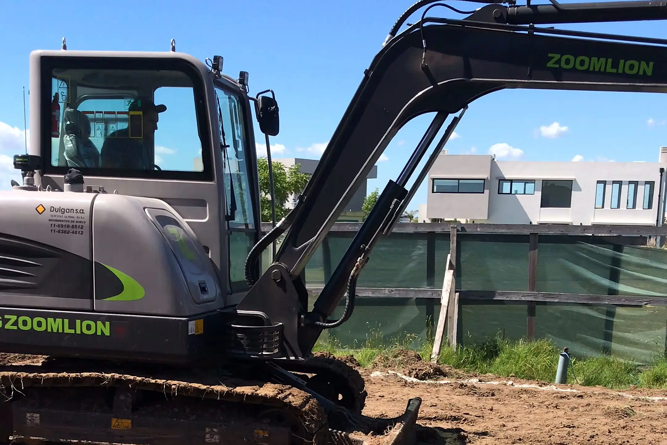 Excavadora trabajando en la construcción de una piscina en Nordelta