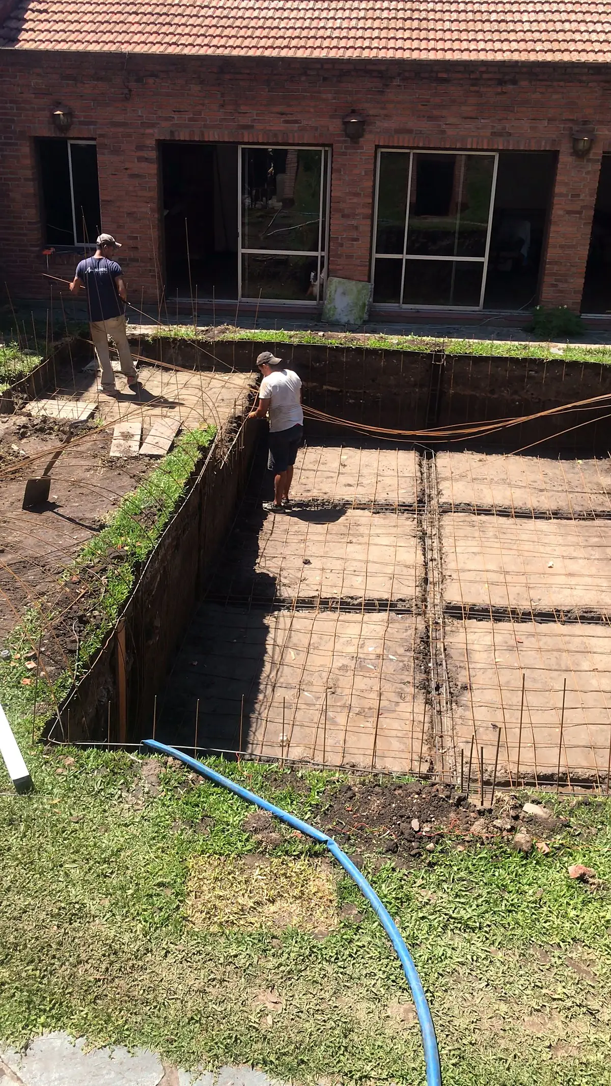Pozo excavado con la armadura de hierro del piso lista para hormigonar