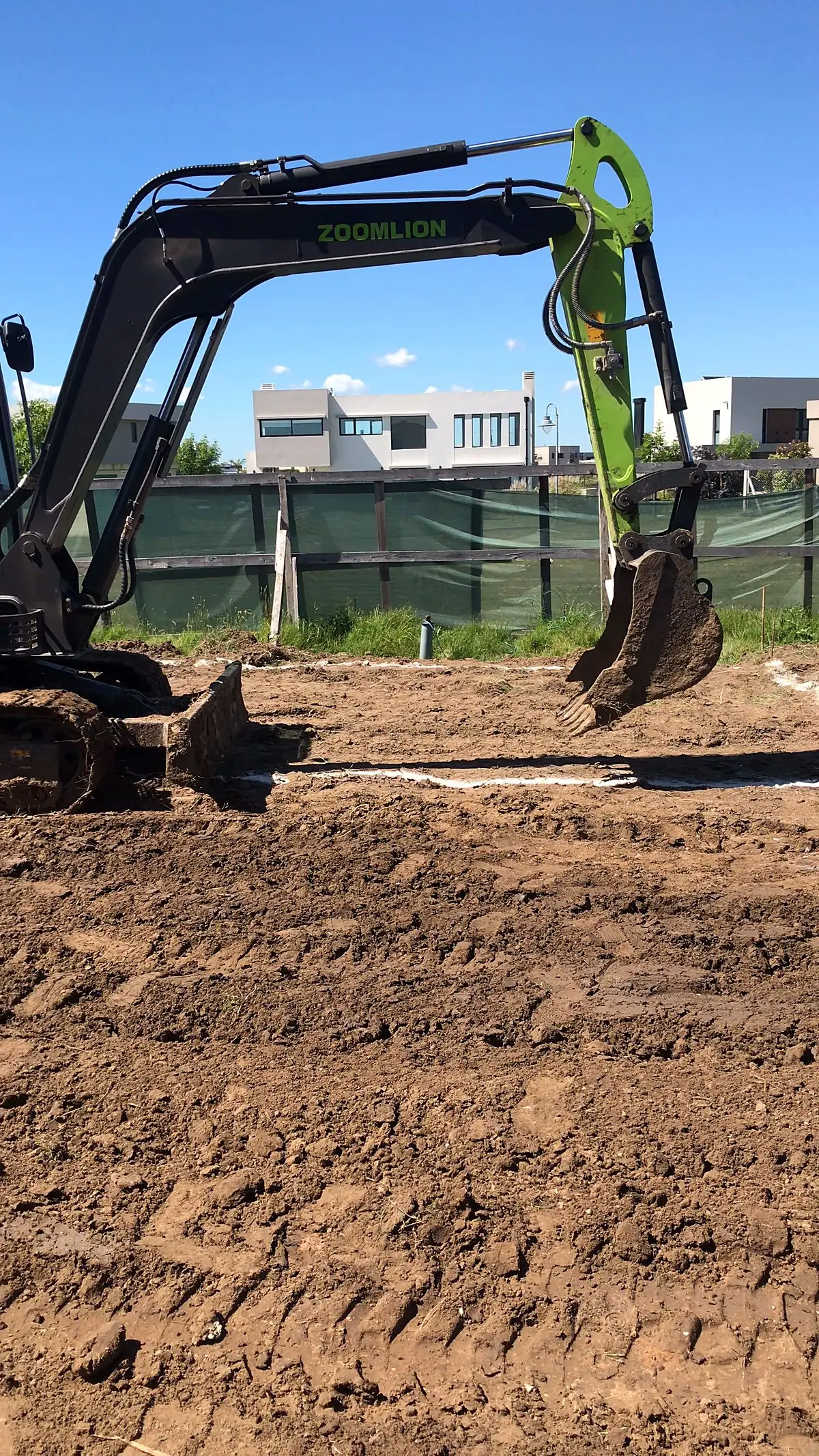 Excavadora abriendo el pozo de la piscina en un lote de Nordelta
