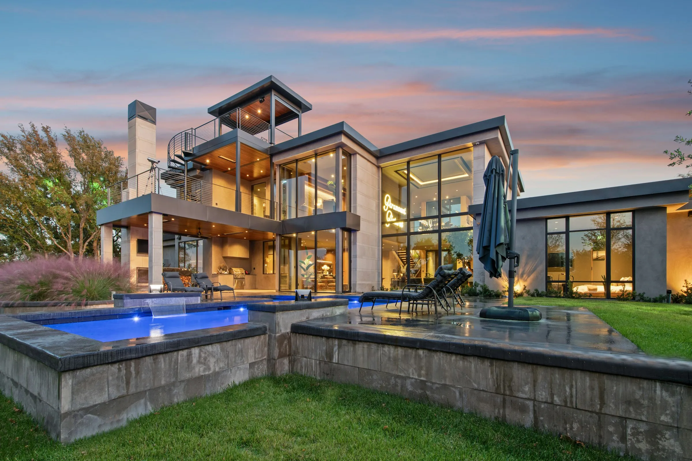 Casa moderna con piscina iluminada al atardecer