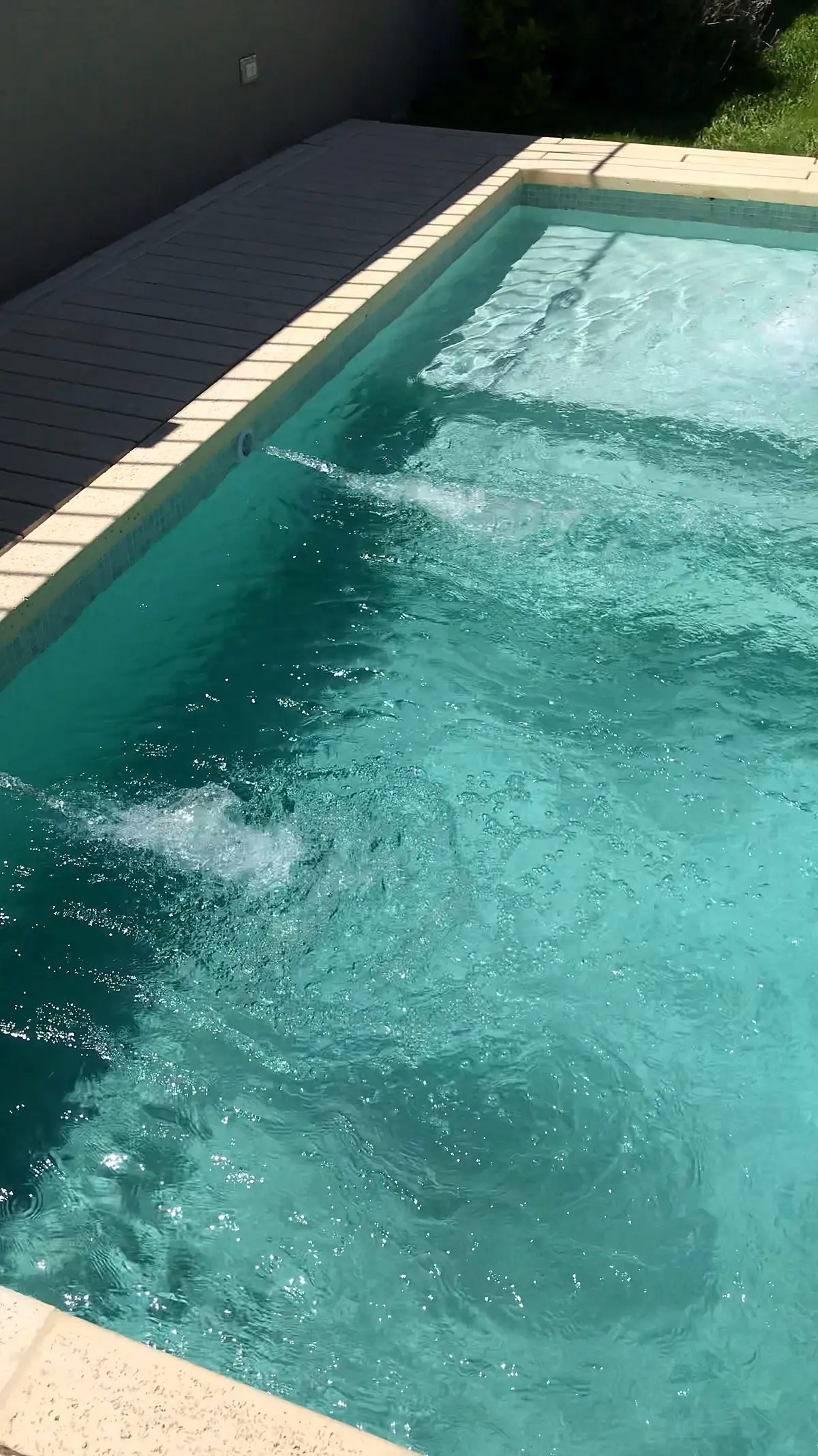 Hidromasaje funcionando sobre el banco de la piscina