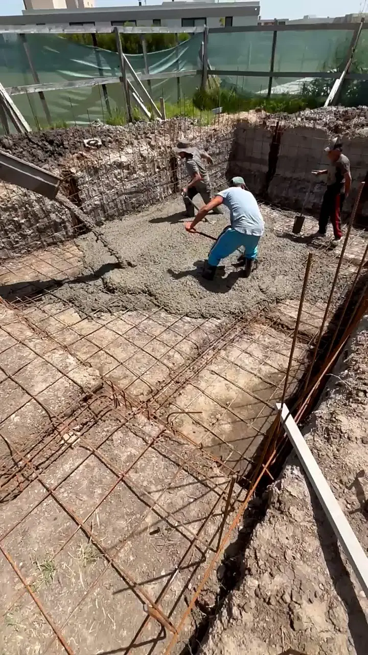 Hormigonado del piso de la piscina con hormigón elaborado