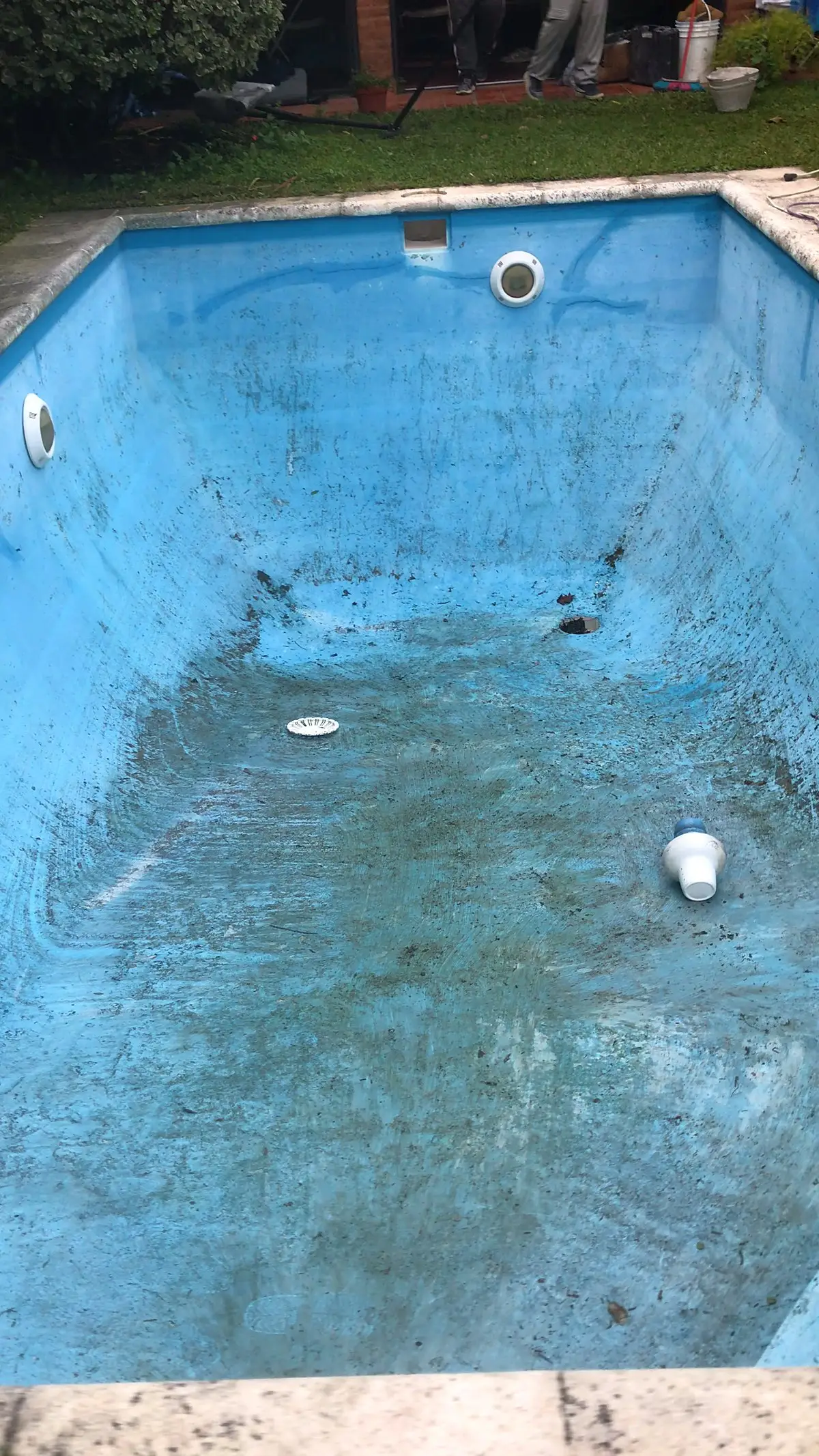 Piscina antes de la reforma, con la pintura gastada y manchas