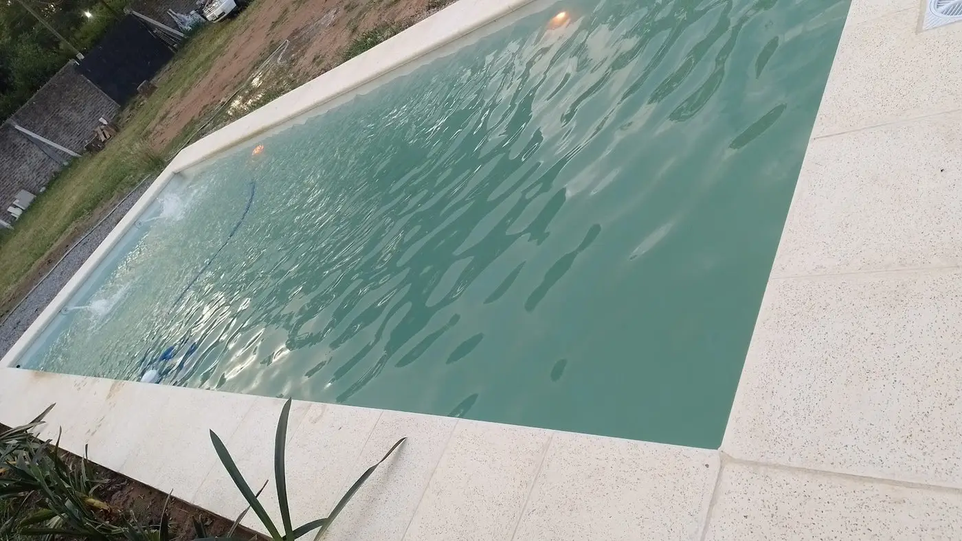 Piscina de Celia Cederna con el agua en movimiento