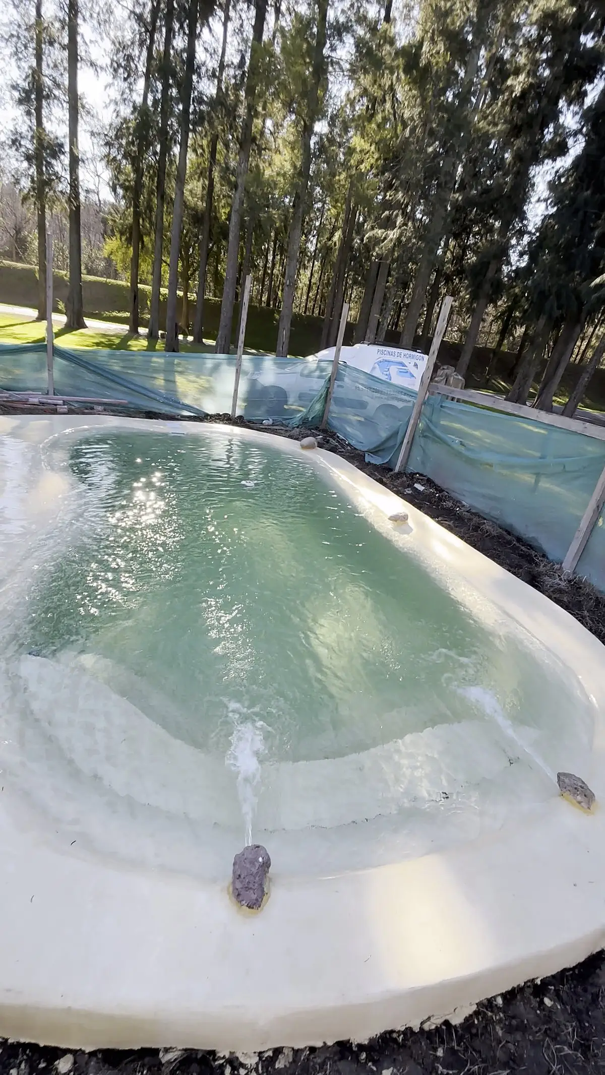 Hidrojets funcionando en la piscina de forma libre con terminación de arena