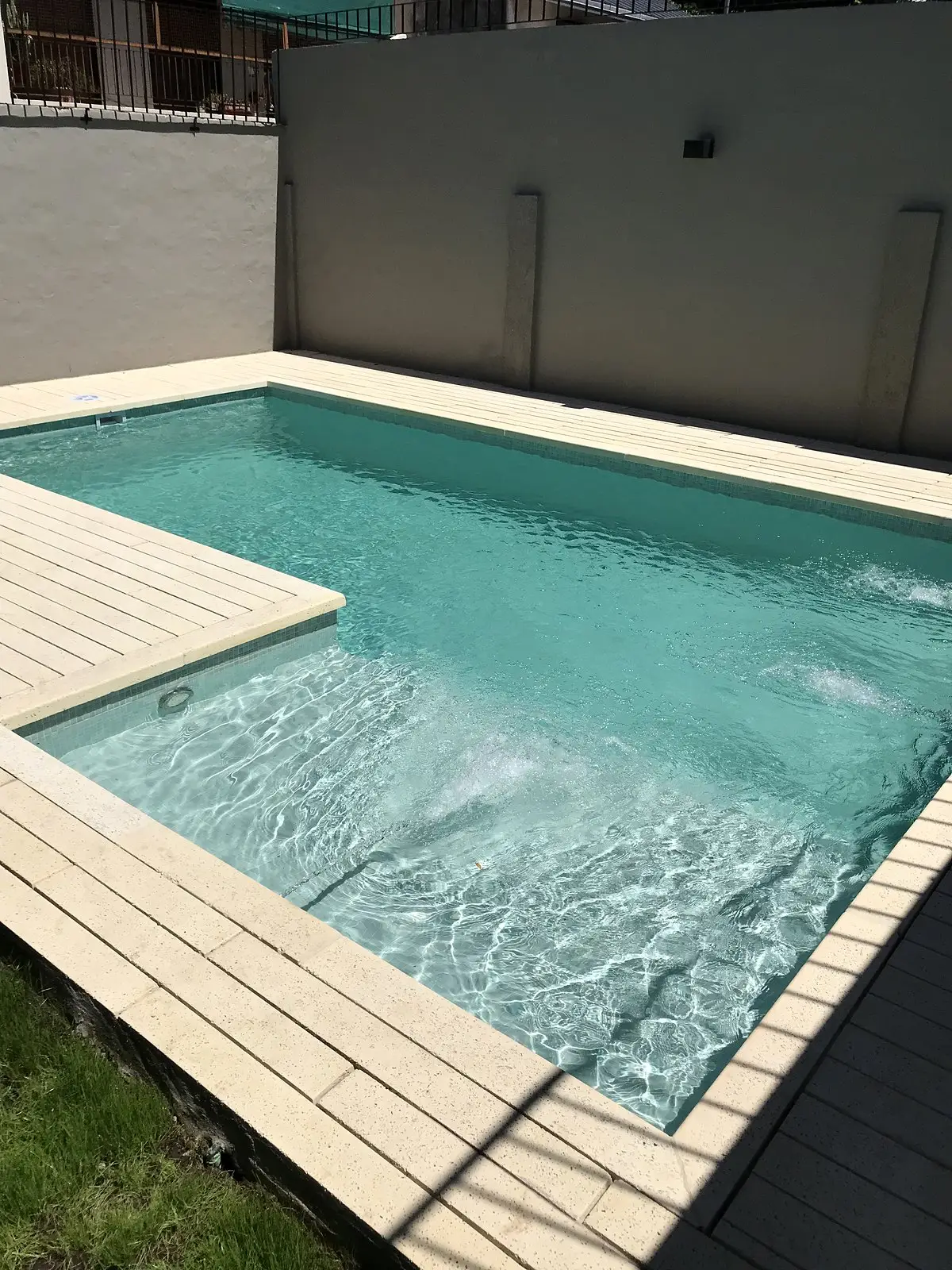 Piscina terminada en Belgrano con solárium atérmico y banco con hidromasaje