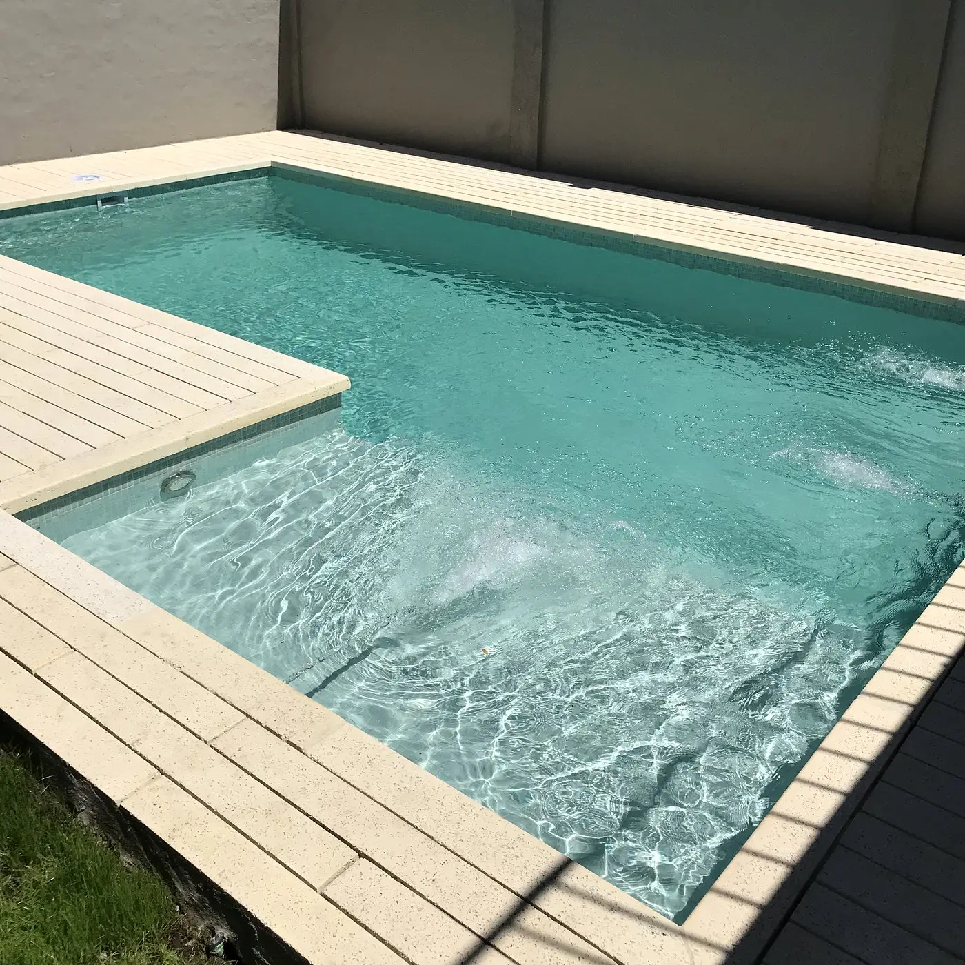 Piscina de hormigón con solárium atérmico construida por Aquaking en Belgrano