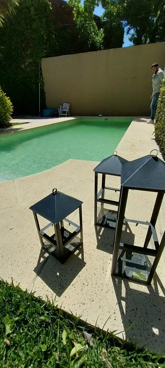 Piscina de Iván De Lio con solárium