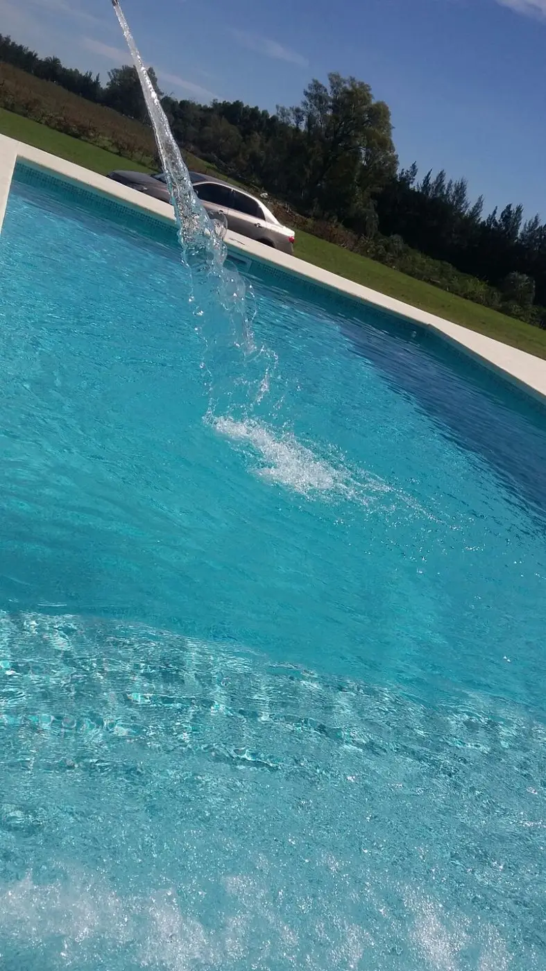 Cascada y agua turquesa en la piscina de L21 R