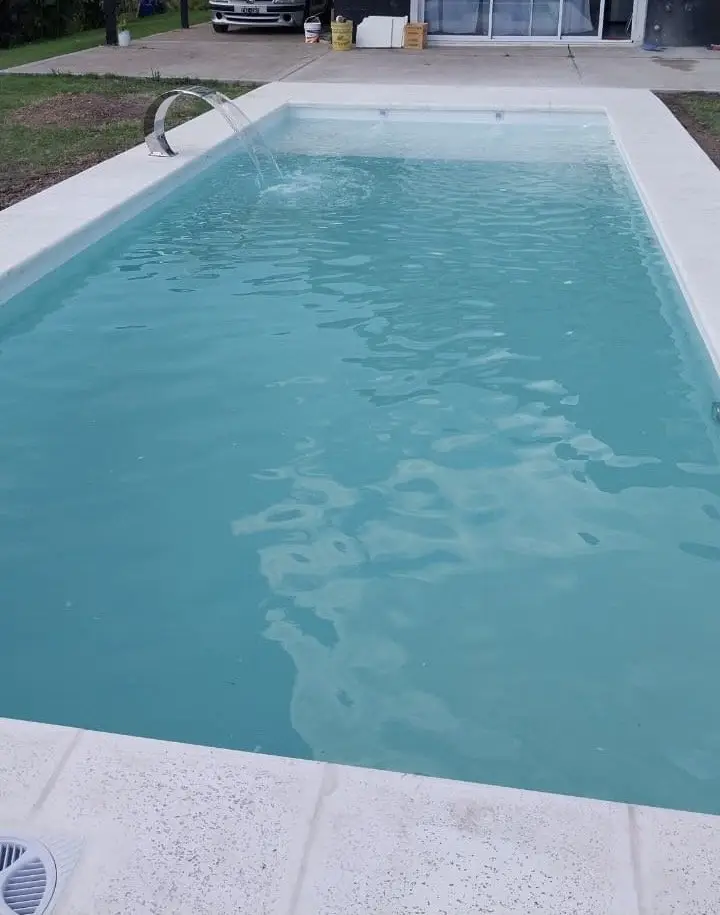 Piscina de Mónica García recién terminada