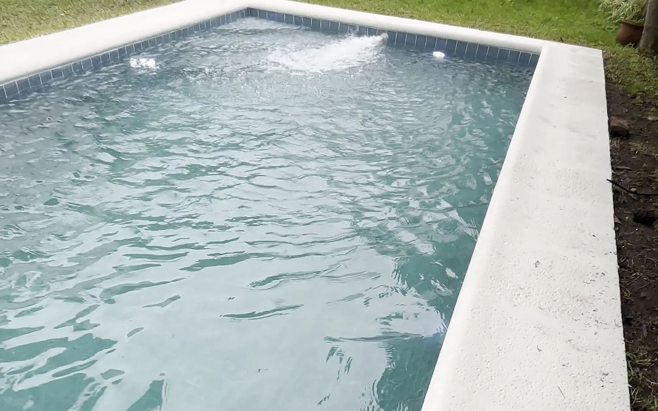 Piscina reformada en Capital Federal, con revestimiento nuevo y borde blanco