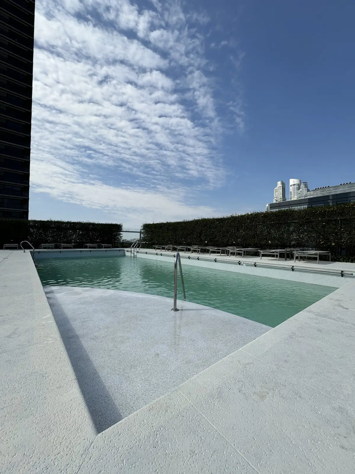Playa de poca profundidad de la piscina del hotel, ya llena después de la renovación