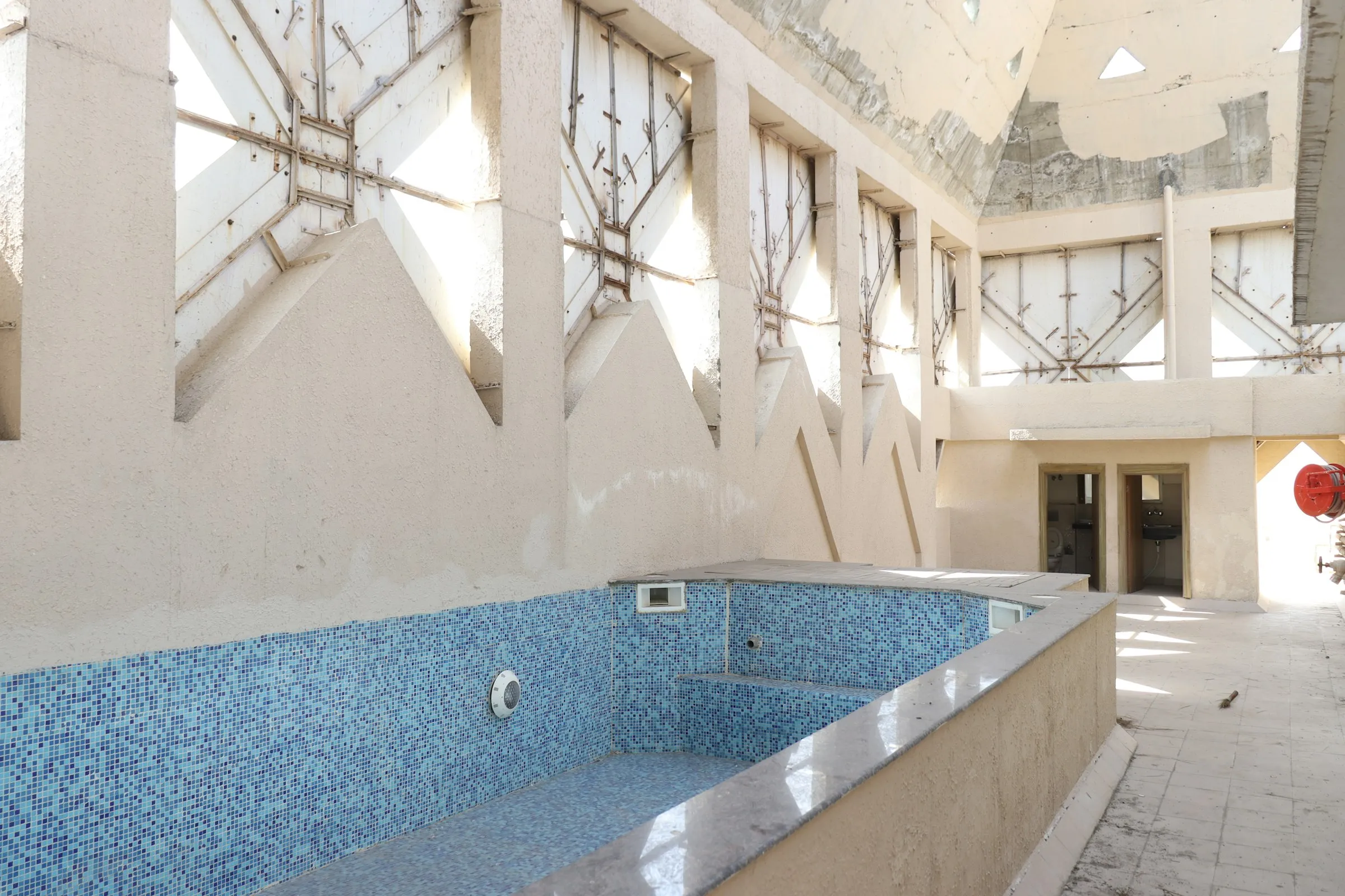 Piscina de hormigón en construcción con revestimiento de venecitas