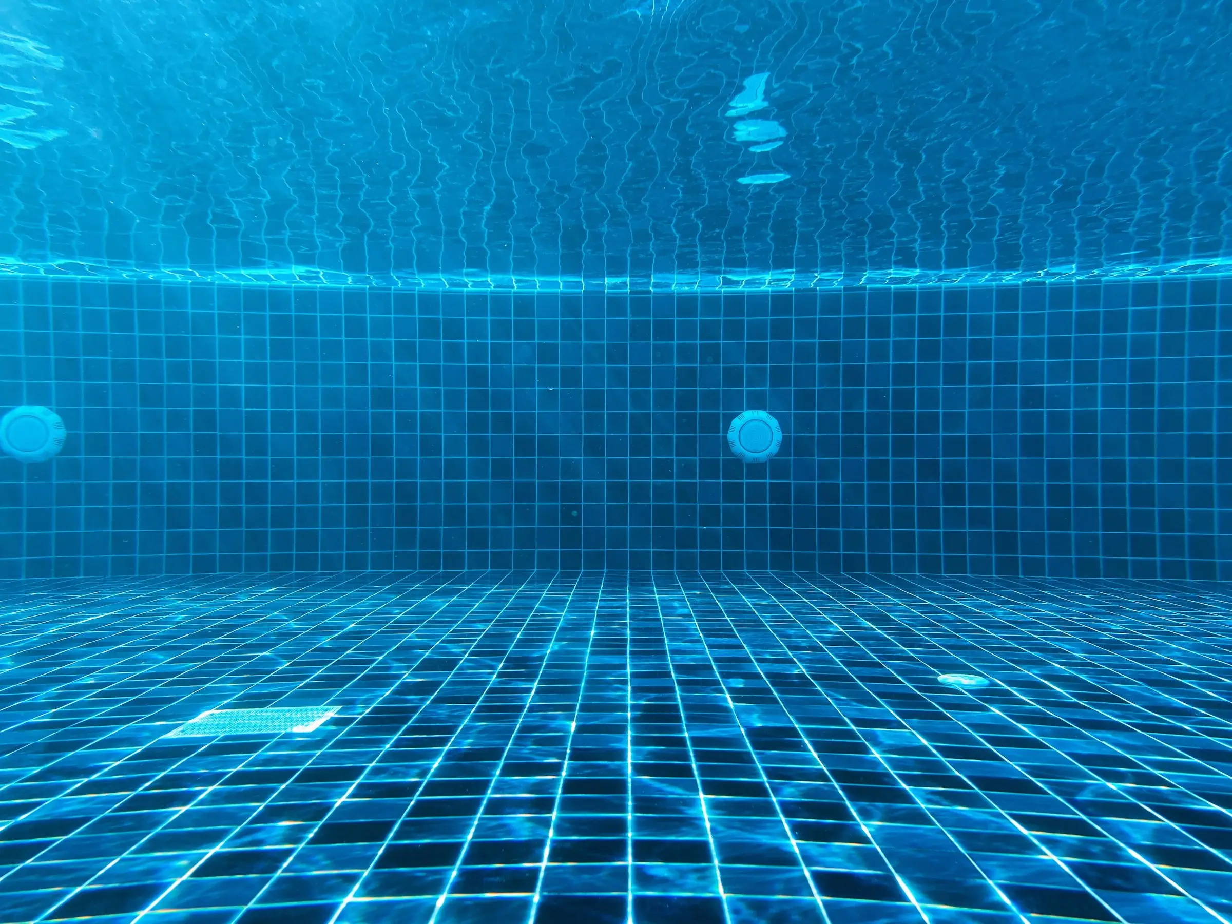 Fondo de piscina con revestimiento veneciano visto bajo el agua