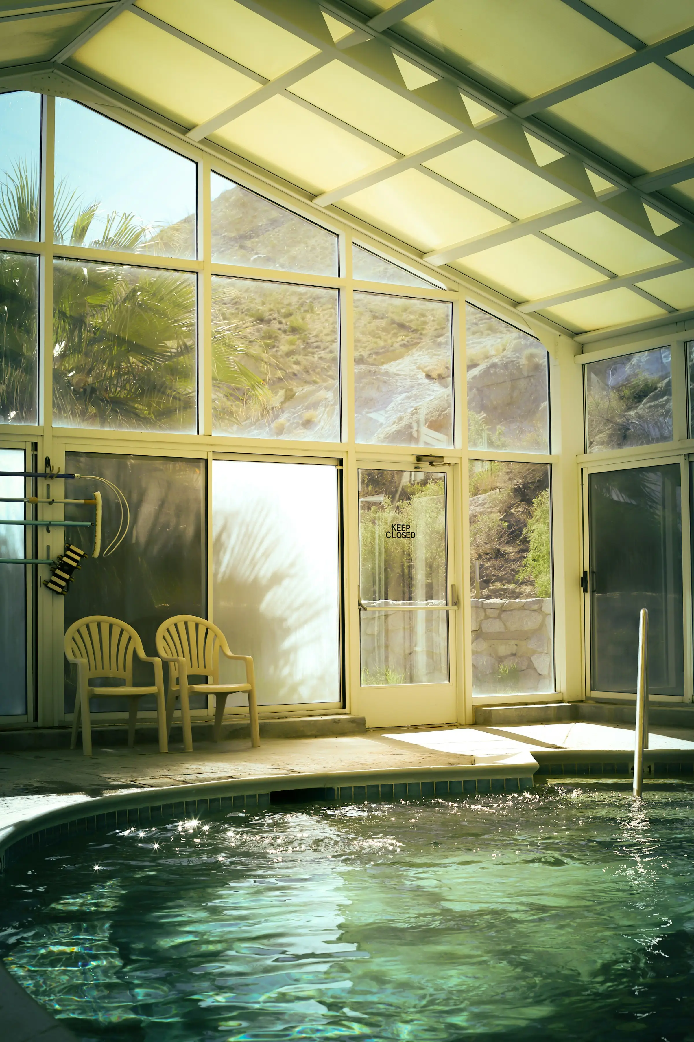 Spa climatizado bajo un techo vidriado