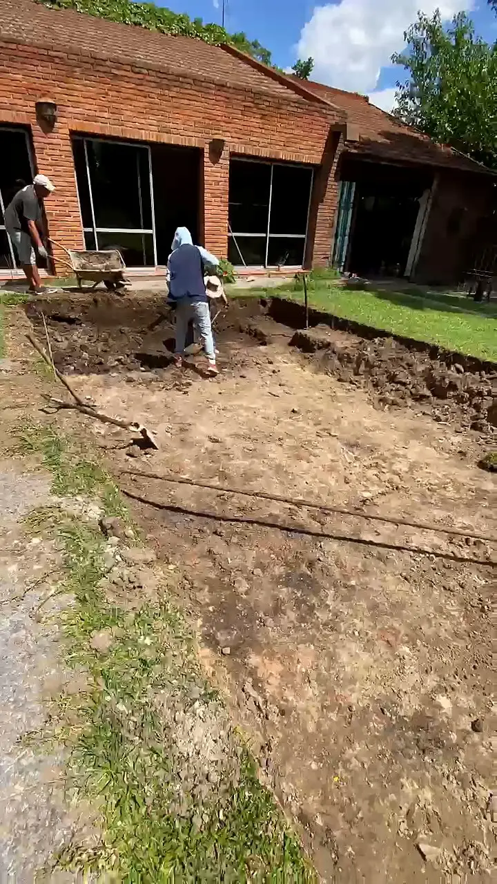 Replanteo y comienzo de la excavación de la piscina en el jardín