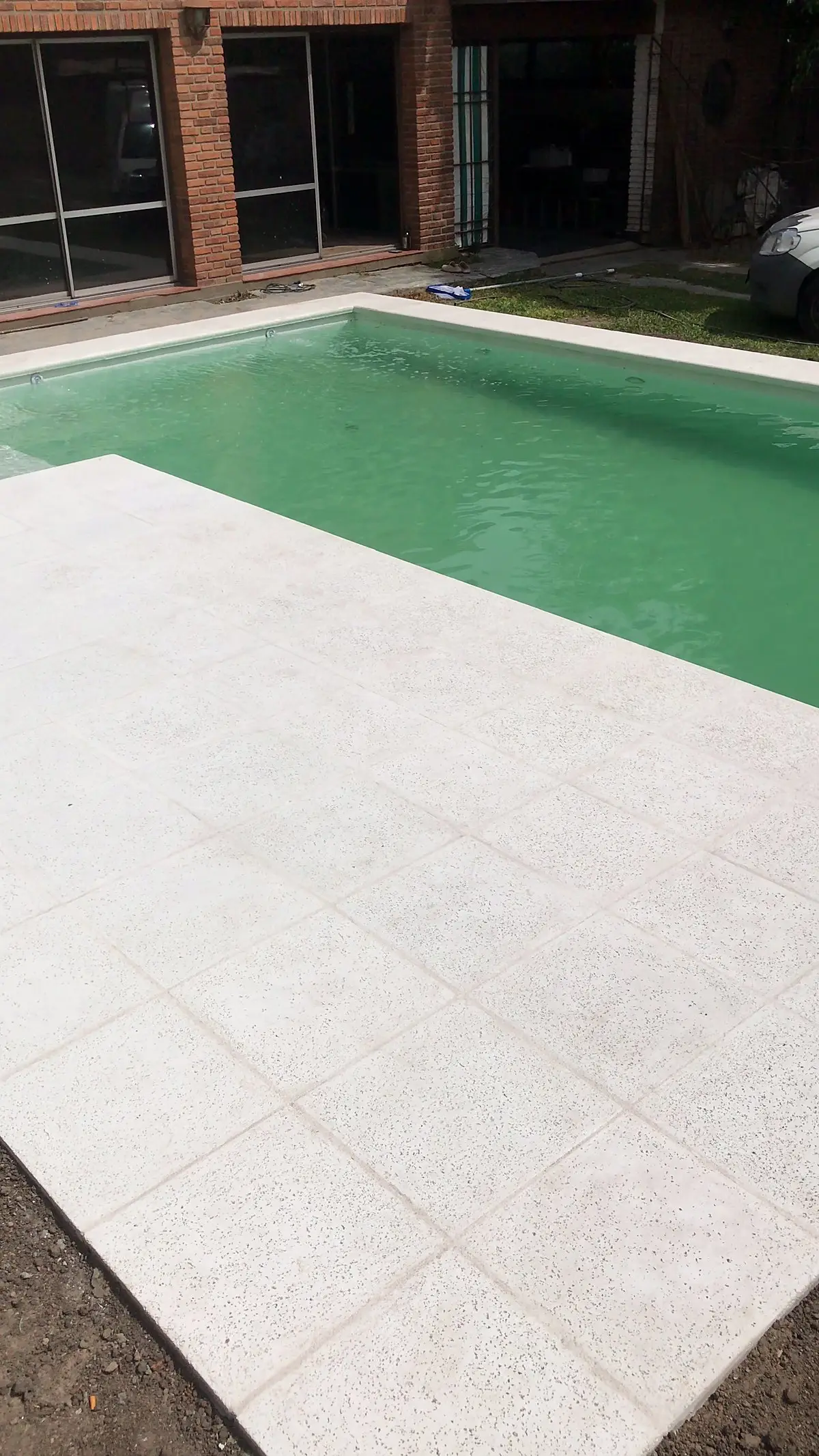 Solárium de placas atérmicas blancas junto al agua