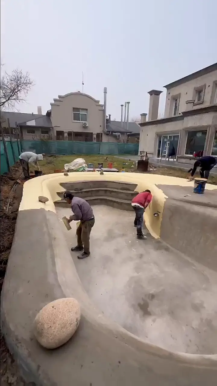 Terminaciones de la piscina de forma libre junto a la casa